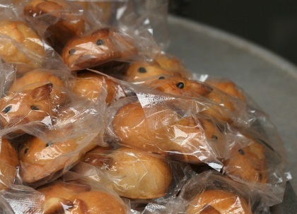 Giá mỗi chiếc bánh dao động từ 7 - 25 ngàn đồng/chiếc nh