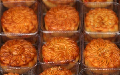 Giá mỗi chiếc bánh dao động từ 7 - 25 ngàn đồng/chiếc nh