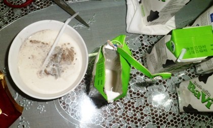Những hộp sữa tươi Ba Vì có vật thể lạ trước đó mà cháu Dũng uống.