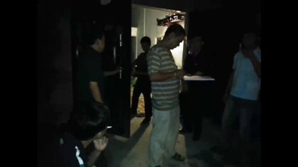 Đang cãi nhau, chồng ôm vợ kích nổ mìn - 1 Hi