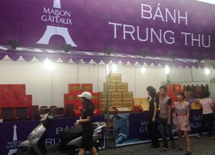 Bánh trung thu cao cấp Maison bị tố bán sản phẩm hết hạn.