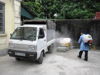 Lực lượng chức năng tiêu hủy số hàng nguy hại.