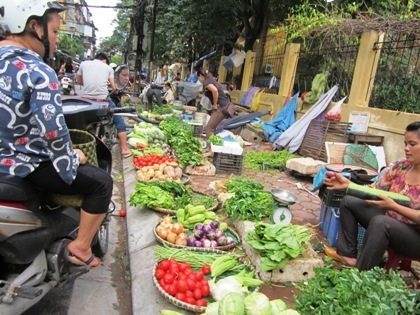 Bó tay trước thực phẩm bẩn! - 2 Thực phẩm ''bẩn'' lọt lưới các cơ quan chức năng ngay tại chợ.