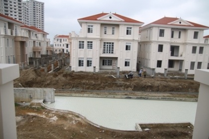 Nhiều biệt thự bạc tỷ An Khánh Splendora có nguy cơ bị phá dỡ - 1 Khu vực chiều cao cổ bậc tam cấp biệt thự Splendora bị khách hàng tố thi công sai thiết kế.
