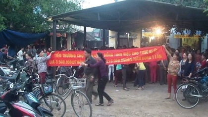 Bất bình với khung giá thuê ki ốt mới, 500 tiểu thương đóng cửa, bãi thị - 1 Bất bình khung giá thuê ki ốt, 500 tiểu thương đóng cửa, bãi chợ