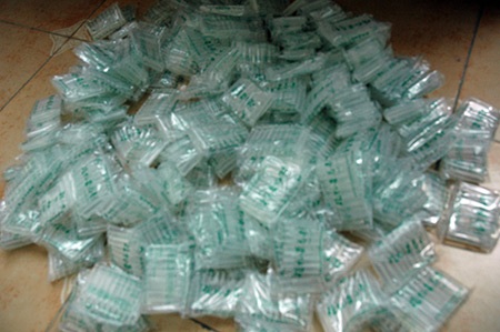 Bắt giữ 80.000 tuýp thuốc "tàu" nghi kích lớn giá đỗ - 1 80.000 tuýp thuốc tàu nghi kích lớn giá đỗ tấn công thủ đô.