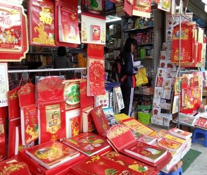 Lịch Tết Giáp Ngọ "xuất mã" sớm, khách mua đìu hiu - 1 Lịch tết Quý Ngọ đã ngập tràn trên thị trường.