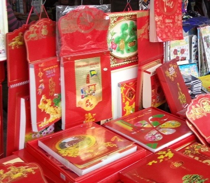 Lịch Tết Giáp Ngọ "xuất mã" sớm, khách mua đìu hiu - 2 Đủ các mẫu mã, chủng loại nhưng sức mua vẫn chưa đến giai đoạn tăng nhiệt.