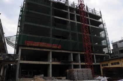 Cả công trường vắng lặng.