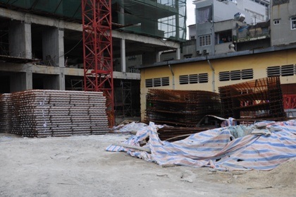 Vật liệu ngổn ngang.