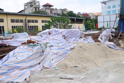 Hàng loạt khách hàng đứng ngồi không yên khi dự án gần như hoang phế.