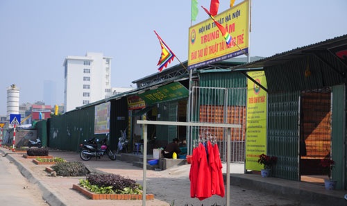 Hà Nội: "Đất vàng" dự án nhập nhèm biến thành sân bóng, nhà hàng - 1 Dưới sự quản lý của một công ty thể thao võ thuật, lô đất vàng bị xẻ thịt kinh doanh trục lợi.