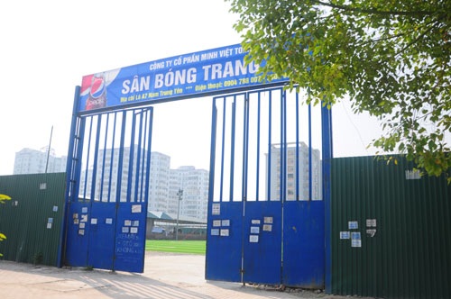Hà Nội: "Đất vàng" dự án nhập nhèm biến thành sân bóng, nhà hàng - 6 Thực tế, các dịch vụ nở rộ như nấm tại khu đất A7 trong khi dự án không hề xuất hiện.