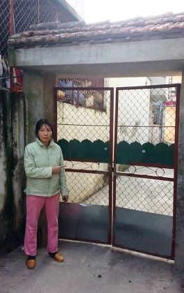 Chiếc cổng từng giam lỏng nhiều hộ dân trong ngõ.