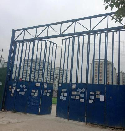 Sân bóng tháo biển lấy lệ nhưng vẫn kinh doanh tấp nập.