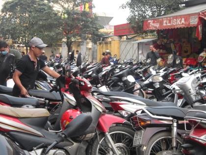 Trụ sở các cơ quan quận Cầu Giấy cũng trở thành bãi gửi xe chặt chém khách.