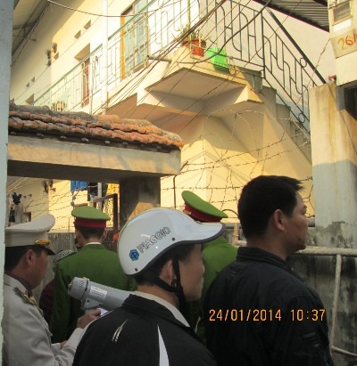 Cưỡng chế chiếc cổng trái phép, giải cứu nhiều hộ dân bị giam lỏng trong ngõ