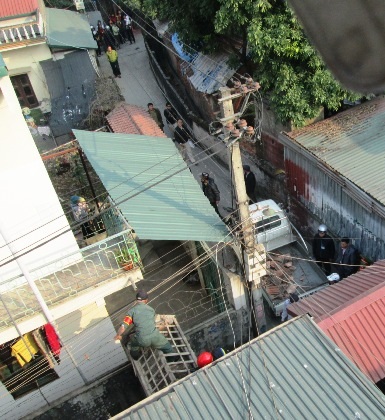 Cưỡng chế chiếc cổng trái phép, giải cứu nhiều hộ dân bị giam lỏng trong ngõ