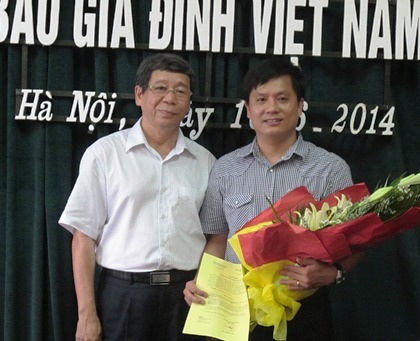 Ông Hồ Minh Chiến (bìa phải) được bổ nhiệm làm tổng biên tập báo Gia đình Việt Nam.