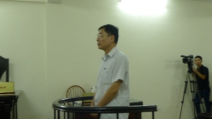 "Kỳ án" 194 phố Huế: Chi cục trưởng thi hành án lĩnh 30 tháng tù treo - 1 Trịnh Ngọc Chung trong phiên tòa hôm nay.