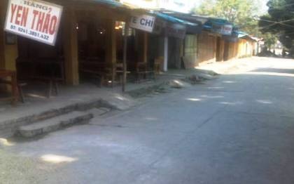 "Chính quyền địa phương đã quan liêu, thiếu trách nhiệm" - 1 Dàn ki ốt án ngữ trước cửa nhà, truy bức hàng loạt hộ dân phía sau.