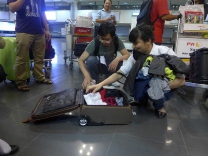 Chị Hằng và người thân kiểm tra lại hành lý trong vali.