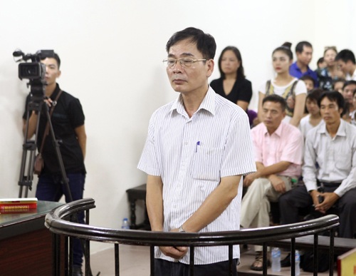 Bị cáo Trịnh Ngọc Chung trước vành móng ngựa nghe tòa tuyên án. Ảnh: Doãn Tấn - TTXVN