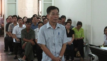 Án “bèo” cho cựu Chi cục trưởng thi hành án dân sự - 1 Mức án được cho là khá nhẹ đối với hành vi phạm tội của bị cáo.