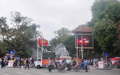 Tượng đài Cảm tử bị bịt kít mọi lối vào bởi bãi gửi xe tự phát.