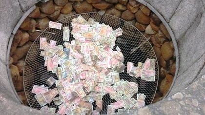 Bát nháo hàng loạt chiêu trò moi tiền du khách tại lễ hội đền Kiếp Bạc - 9 Hàng vạn du khách trẩy hội đền Kiếp Bạc và những hình ảnh không đẹp mắt.