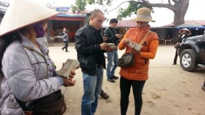 Bát nháo hàng loạt chiêu trò moi tiền du khách tại lễ hội đền Kiếp Bạc - 6 Dịch vụ đổi tiền lẻ, khấn thuê, xem bói...nở rộ tại lễ hội.