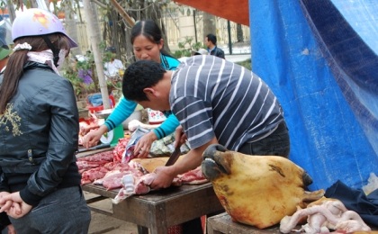 Lẩn thẩn với Viềng - 2 Một quầy bán thịt bò tại Chợ Viềng.