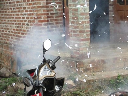 Hải Dương khó thoát “án” phê bình vì pháo - 1 Mùng 2 tết, pháo vẫn nổ đì đùng ở một số làng quê Hải Dương.