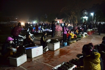 Đầu năm đi chợ âm - dương thưởng thức nét văn hóa cổ xưa - 1 Nét văn hóa cổ xưa tái hiện tại phiên chợ âm dương đầu năm.