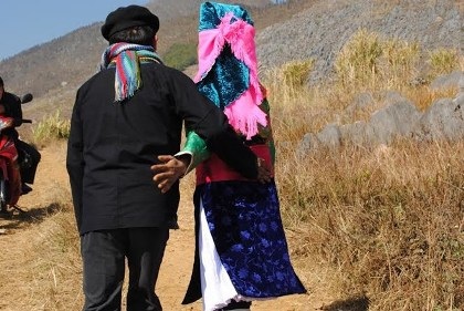 Kỳ lạ tục “vỗ mông” kén vợ của người Mông - 2 Qua vỗ mông, nhiều đôi trai gái đã trở thành vợ chồng.
