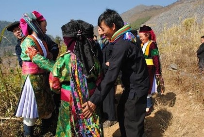 Kỳ lạ tục “vỗ mông” kén vợ của người Mông - 3 Không phân biệt tuổi tác, cả những người lớn tuổi, chưa xây dựng gia đình cũng tham gia.