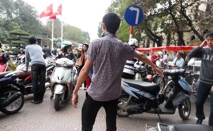 Tượng đài Cảm tử bị bãi trông xe "chặt chém" bủa vây kín - 6 Tượng đài Cảm tử bị bịt kít mọi lối vào bởi bãi gửi xe tự phát.