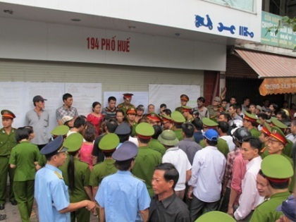 Vụ cưỡng chế thi hành án 194 phố Huế và vụ TP Việt Trì đều có chung kịch bản vi phạm pháp luật.