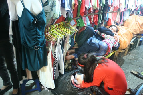 Hàng trăm tiểu thương trắng đêm “bám chợ” trước ngày giải tỏa với nỗi lo thất nghiệp.