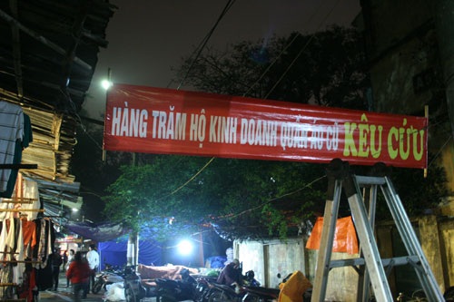 Hà Nội: Hàng trăm tiểu thương trắng đêm “bám chợ” trước ngày giải tỏa - 1 Hàng trăm tiểu thương trắng đêm “bám chợ” trước ngày giải tỏa với nỗi lo thất nghiệp.