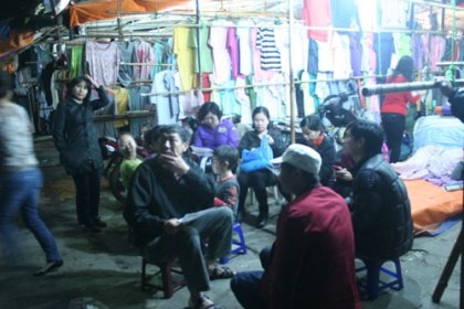 Vụ giải tỏa chợ quần áo Trung Tự: Chính quyền sẽ lập phiếu lấy ý kiến dân - 3 Hàng trăm tiểu thương phản ứng trước quyết định giải tỏa chợ quần áo cũ.