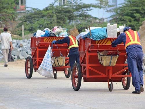 Treo quyền lợi của công nhân - 1 Công nhân Công ty Môi
tr