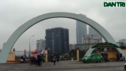Bài 2: Một "lá phổi xanh" bị ''ung thư hóa'' giữa thủ đô và những điều phi lý - 5 Dự án Công viên hồ điều hòa Nhân Chính đã trở thành sân bóng, bãi xe.
