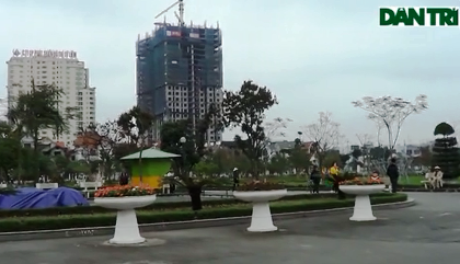 Bài 2: Một "lá phổi xanh" bị ''ung thư hóa'' giữa thủ đô và những điều phi lý - 6 Dự án Công viên hồ điều hòa Nhân Chính đã trở thành sân bóng, bãi xe.