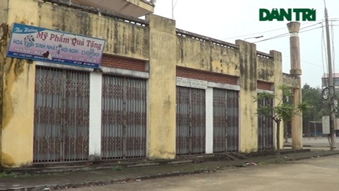 Chợ không có người mua, tiểu thương biến ki ốt thành nhà ở - 2 Chợ hàng chục tỷ thành nơi nuôi gà.