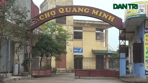 Chợ không có người mua, tiểu thương biến ki ốt thành nhà ở - 1 Chợ hàng chục tỷ thành nơi nuôi gà.