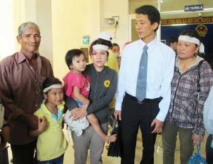 Luật sư trong vụ 5 công an đánh chết người: "Tôi không sợ vì mình làm đúng" - 2 Luật sư Võ An Đôn và gia đình người bị hại. Ảnh: Tấn Lộc