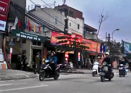 "Công an phường "núp" bắt giao thông là hành vi phạm luật" - 2 Công an phường Kim Giang đứng trong ngõ rình bắt vi phạm giao thông.