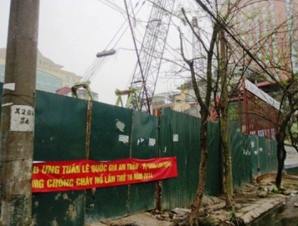 Tòa cao ốc bị đình chỉ xây dựng do g