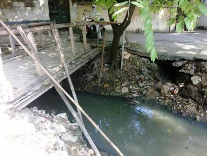 Bài 4: Ban quản lý dự án thoát nước thi công cầm chừng, người dân khốn đốn vì ô nhiễm - 3 Ng